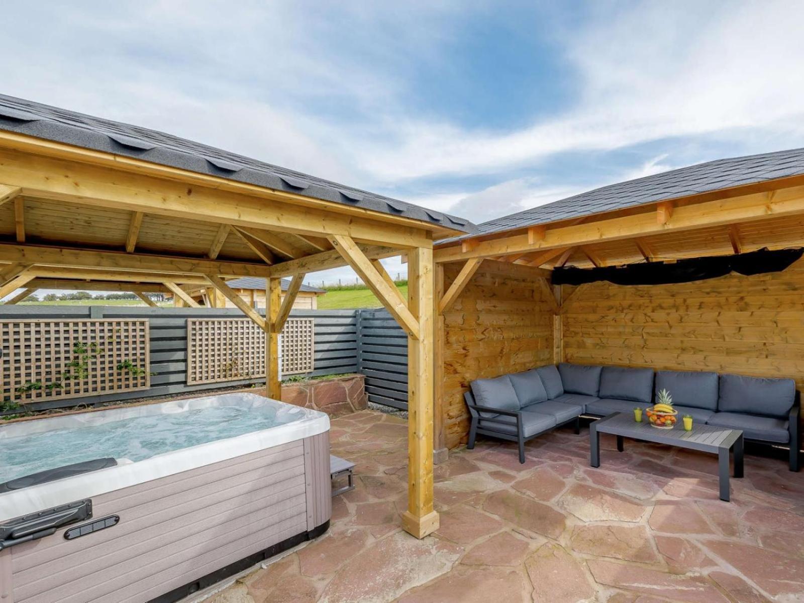 Westertonhill Lodges - Private Hot Tub Hire Available