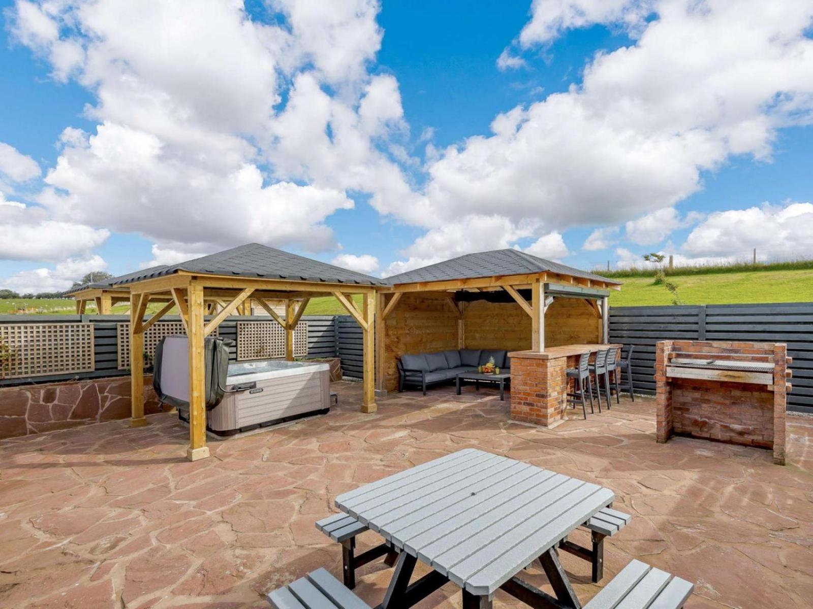 Westertonhill Lodges - Private Hot Tub Hire Available