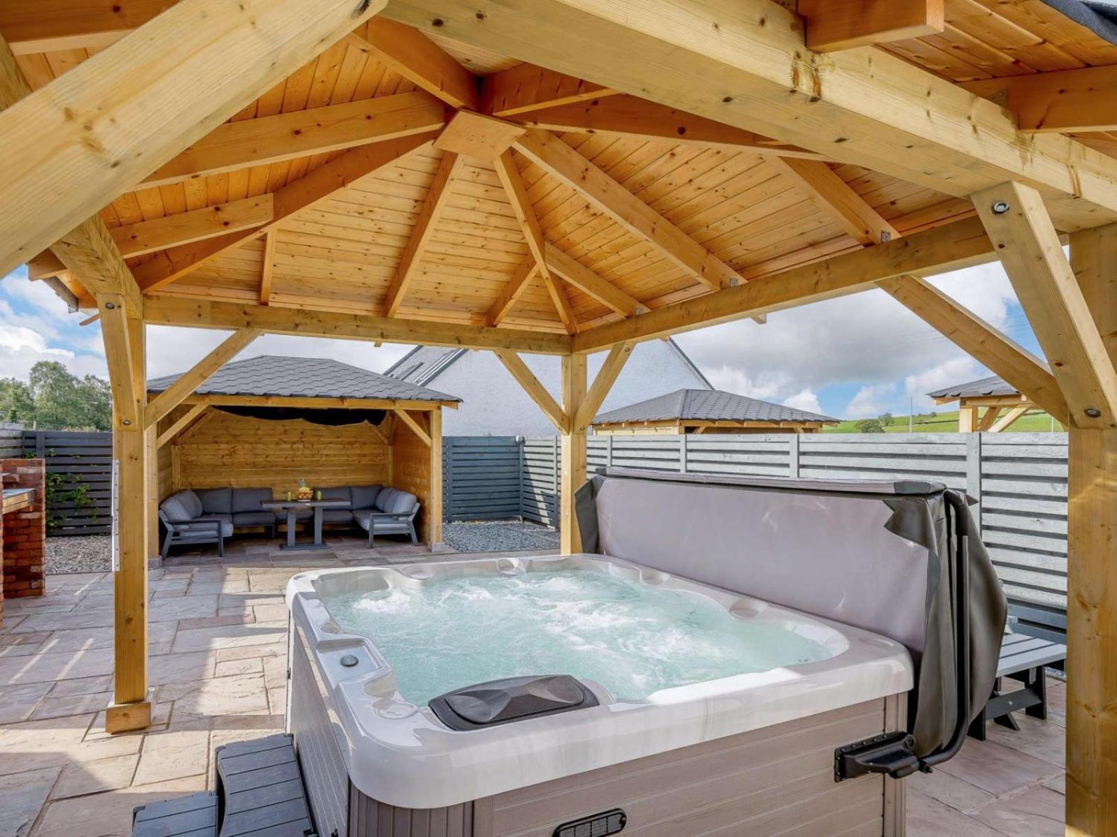 Westertonhill Lodges - Private Hot Tub Hire Available