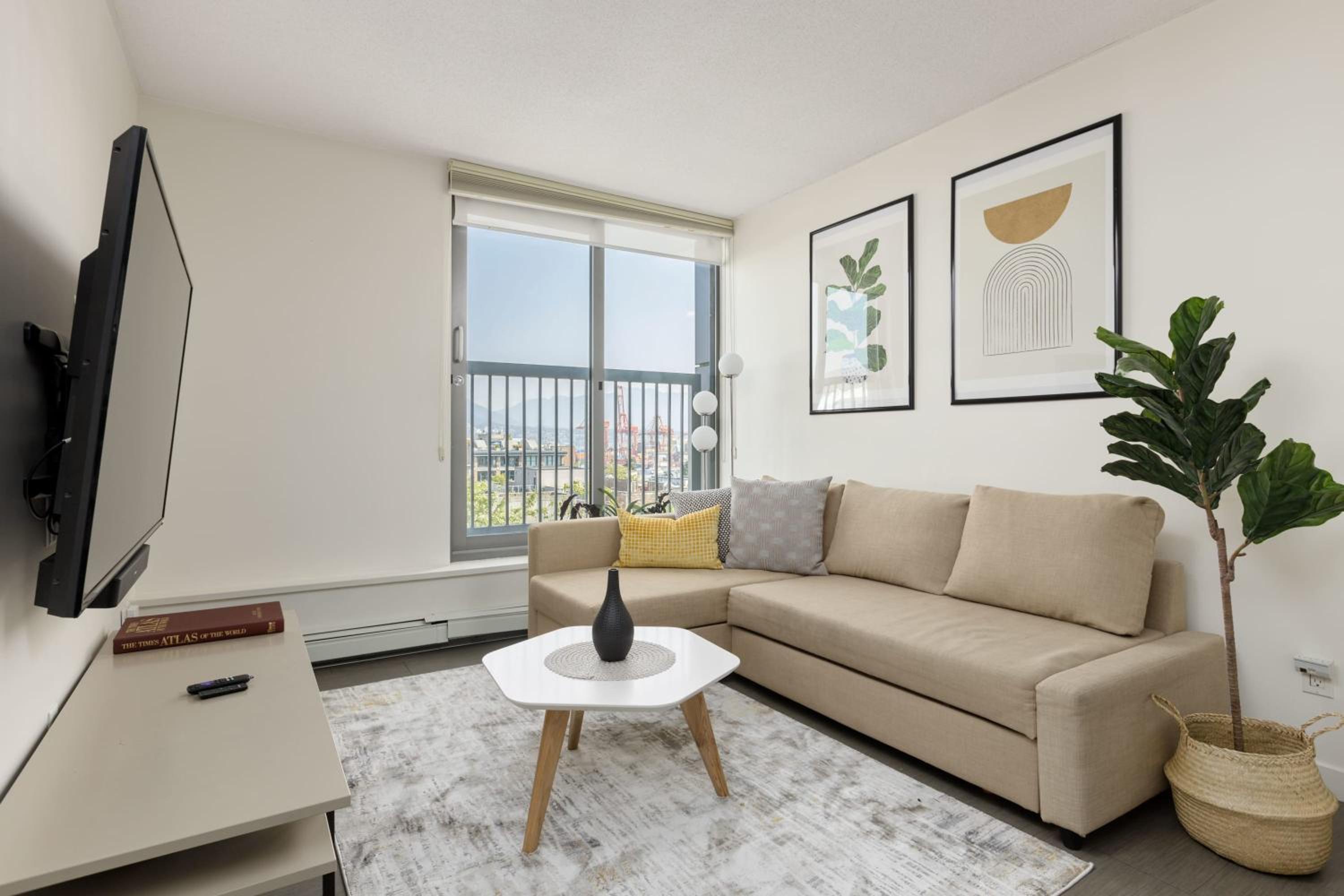 1BR Stunning view in DT Gastown