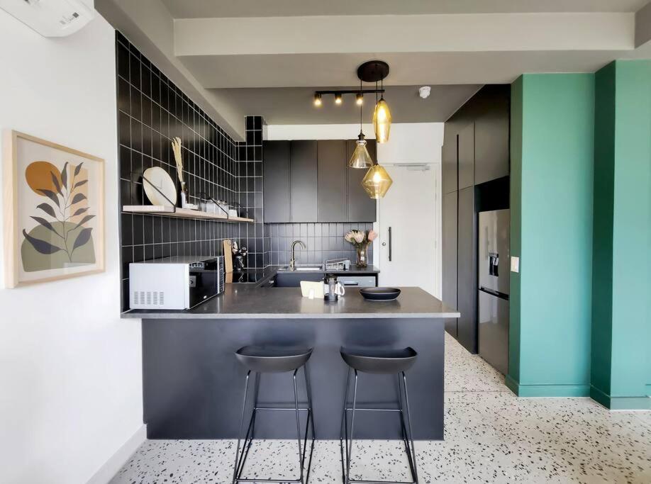 9th floor modern, elegant stay in City Pool view 2