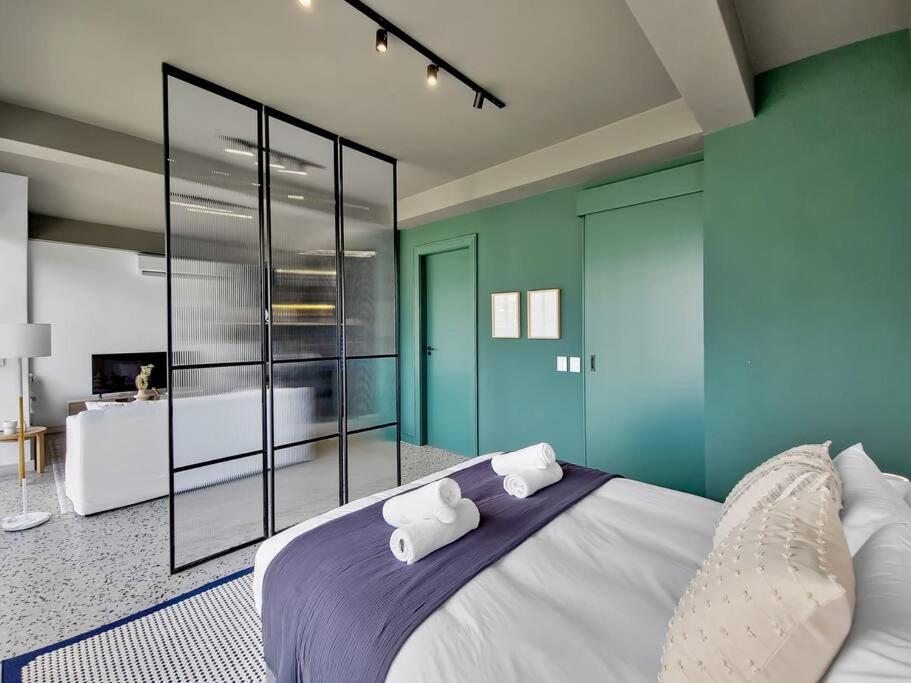 9th floor modern, elegant stay in City Pool view 4