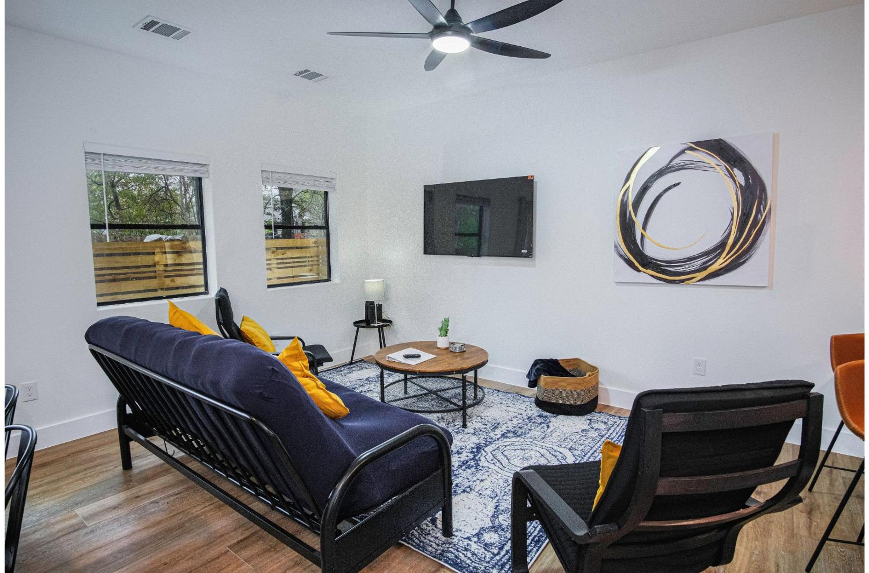 Amazing Indeed 3BR Only 5 Minutes From Downtown view 4