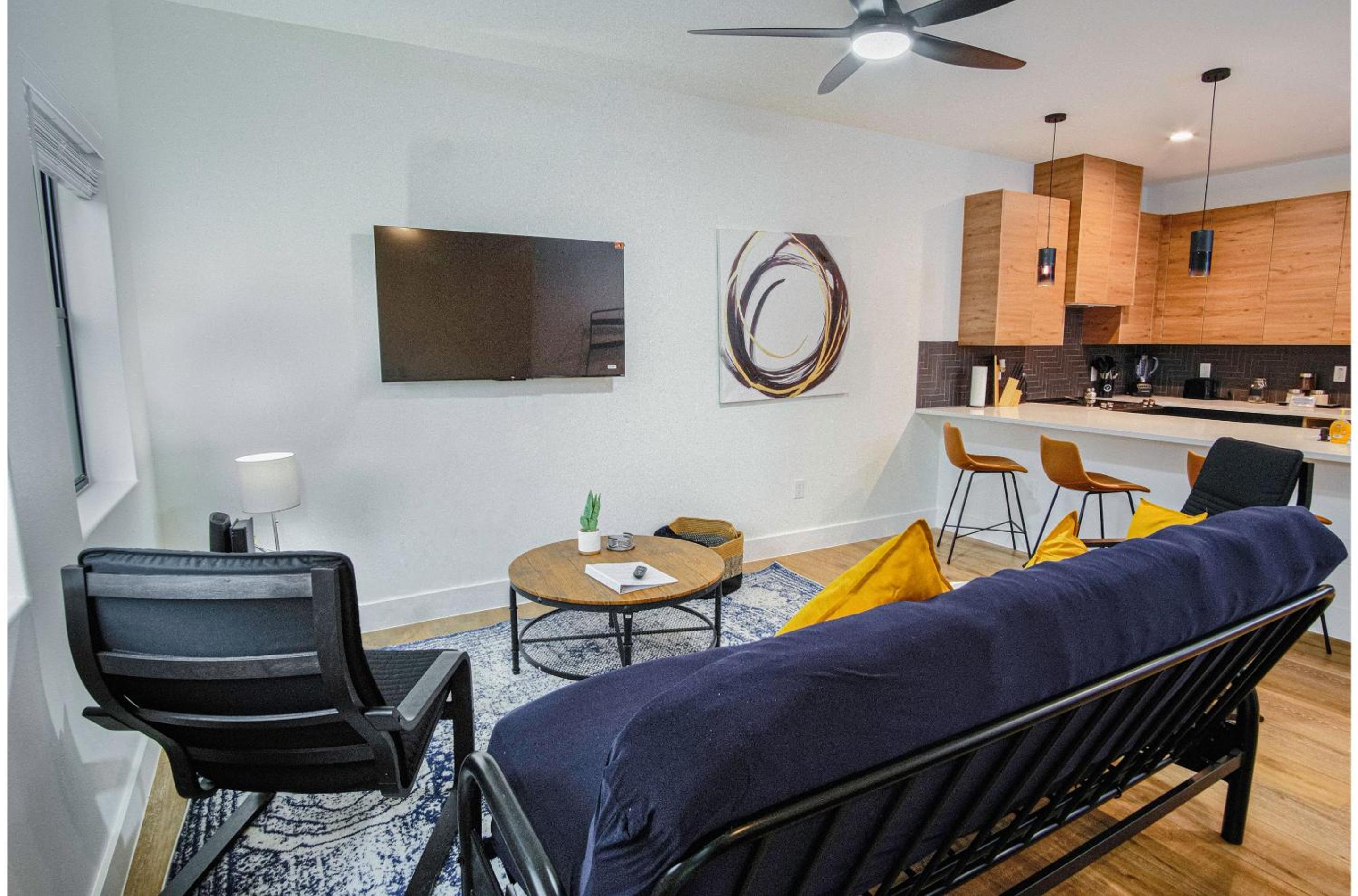 Amazing Indeed 3BR Only 5 Minutes From Downtown view 5