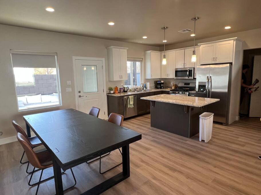 Water Canyon 4bd3Bath HotTubDeck