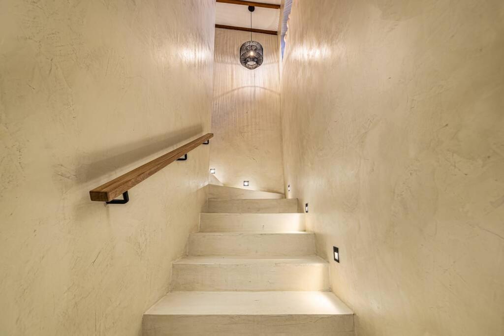 Provenza 6 Bedroom House by HOUSY HOST