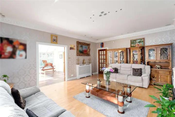 Superb 5 bedroom Villa 16 mins from City Centre view 3