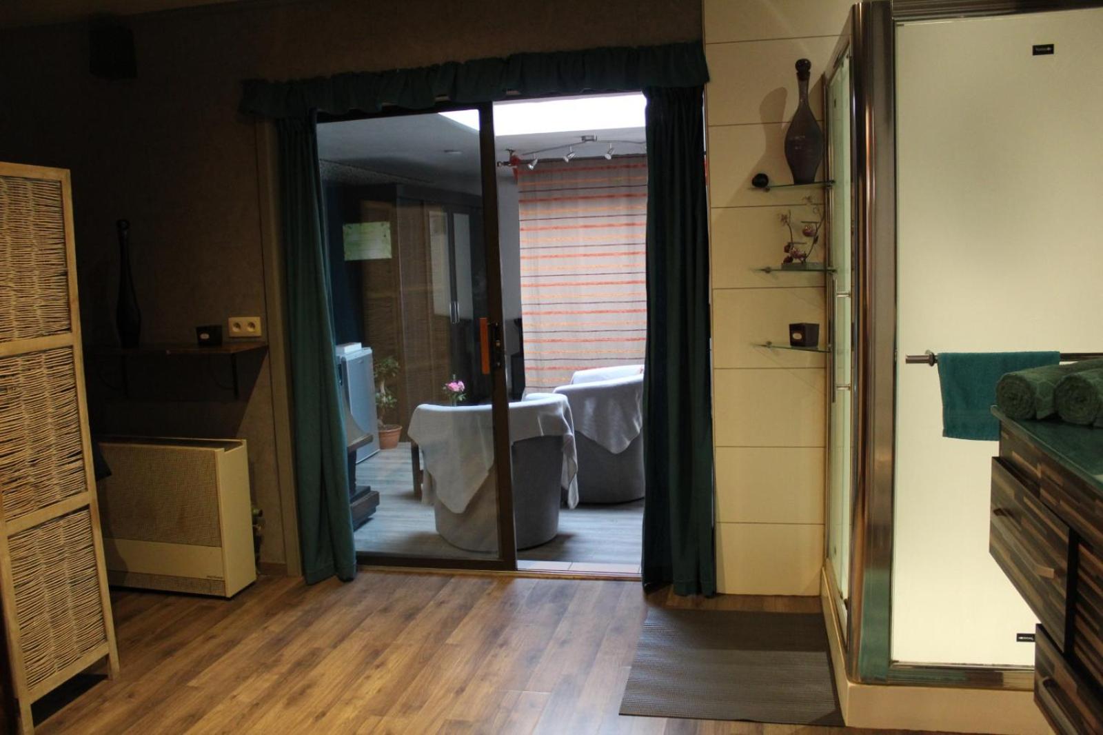 Qiomi's room