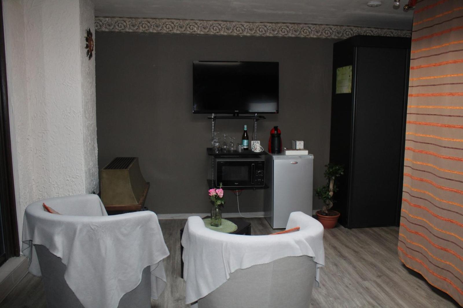 Qiomi's room