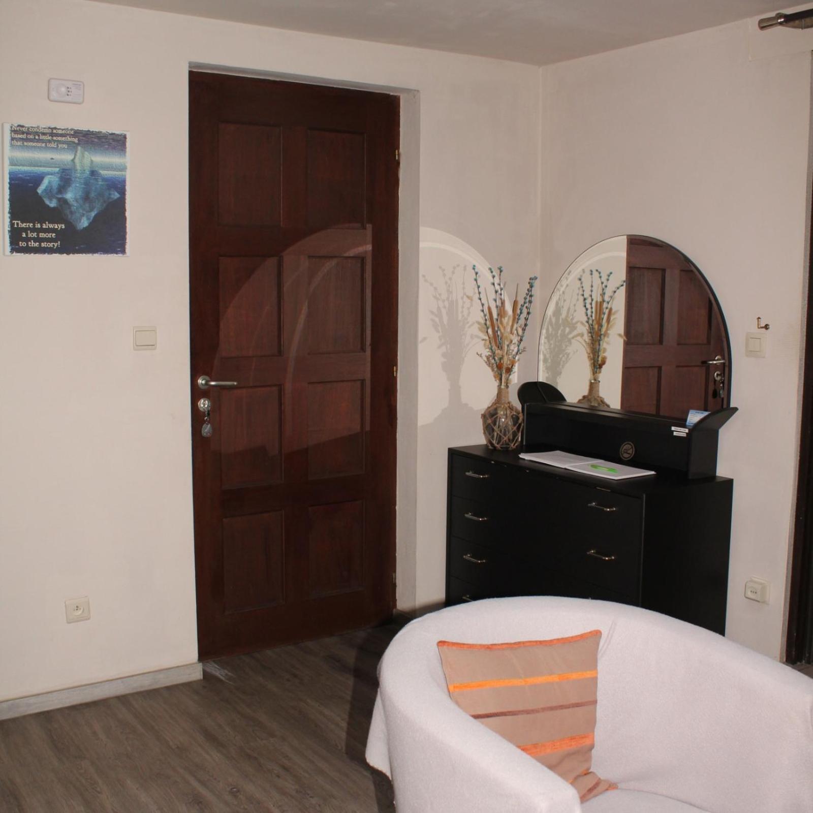 Qiomi's room