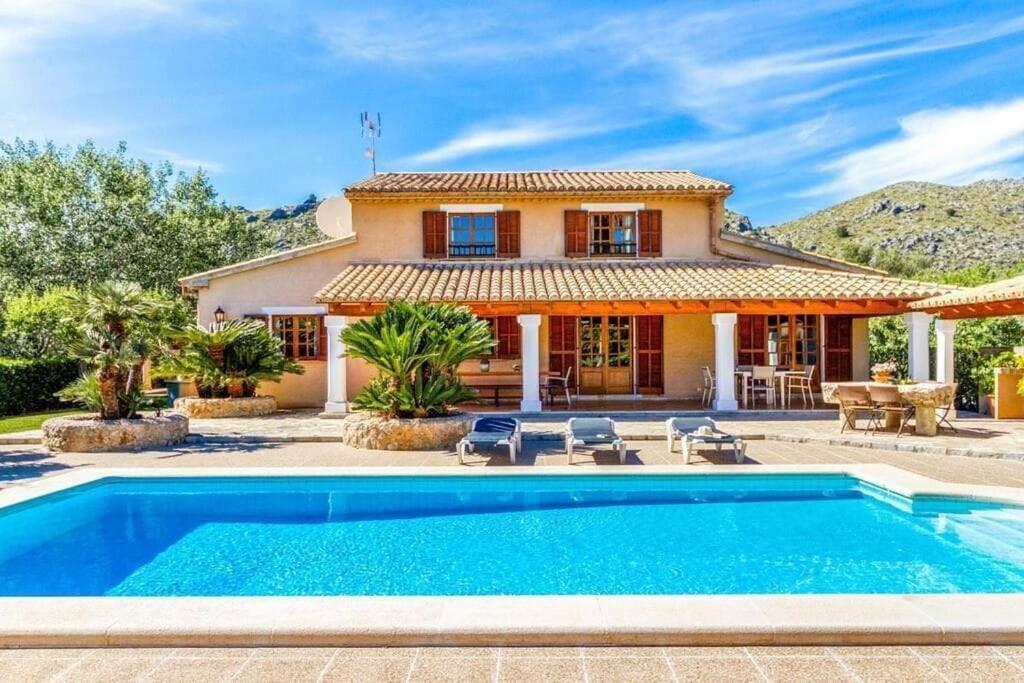 Charming villa close to Puerto Pollensa by Renthousing