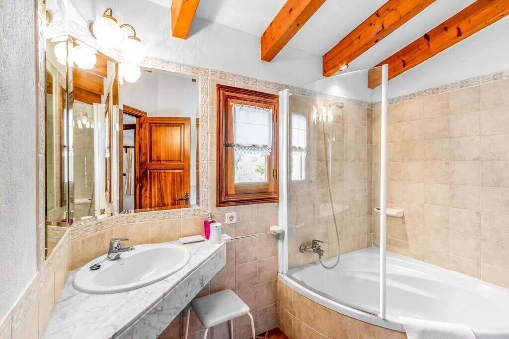 Charming villa close to Puerto Pollensa by Renthousing