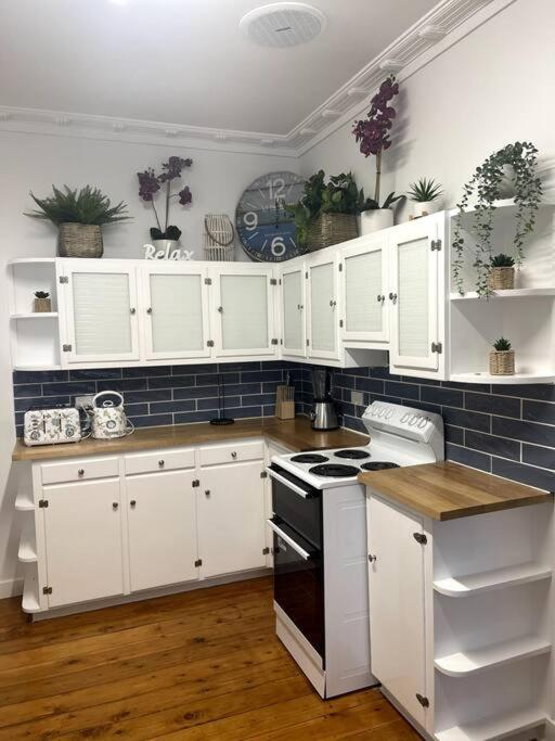 Beach House 100ms to Beach Freshly Renovated All New Appliances