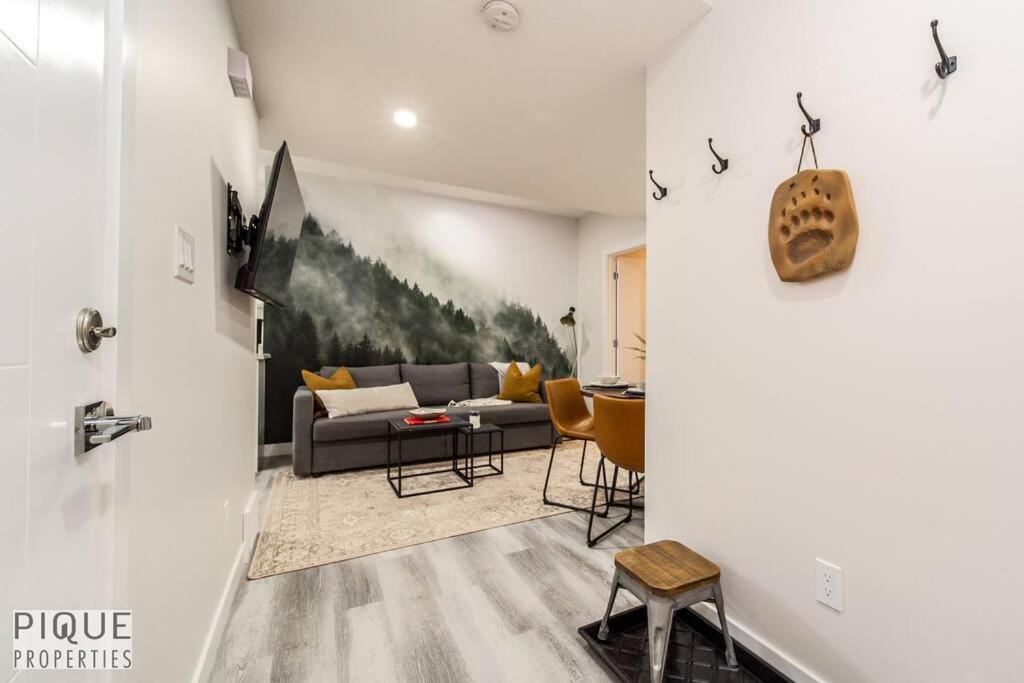 NEW, Mountain Chic Suite, Whyte Avenue, Netflix, WiFi, Sleeps 6
