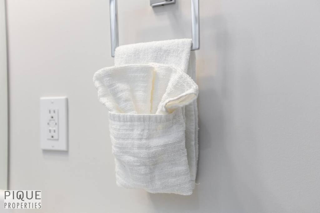NEW, Mountain Chic Suite, Whyte Avenue, Netflix, WiFi, Sleeps 6