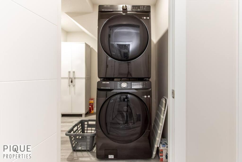NEW, Mountain Chic Suite, Whyte Avenue, Netflix, WiFi, Sleeps 6