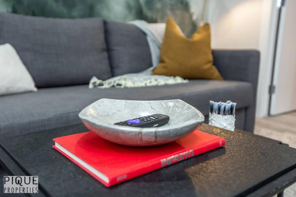 NEW, Mountain Chic Suite, Whyte Avenue, Netflix, WiFi, Sleeps 6