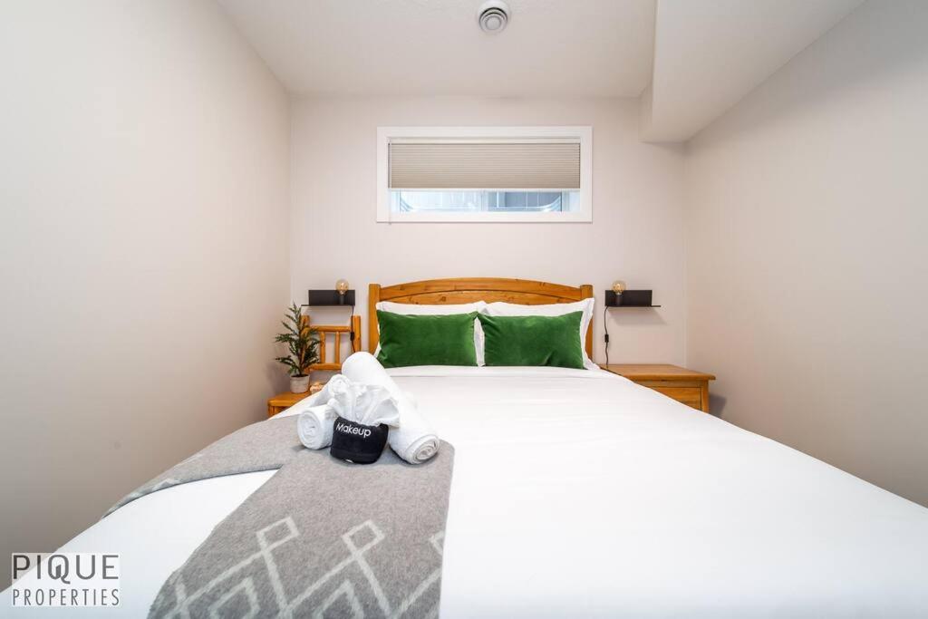 NEW, Mountain Chic Suite, Whyte Avenue, Netflix, WiFi, Sleeps 6