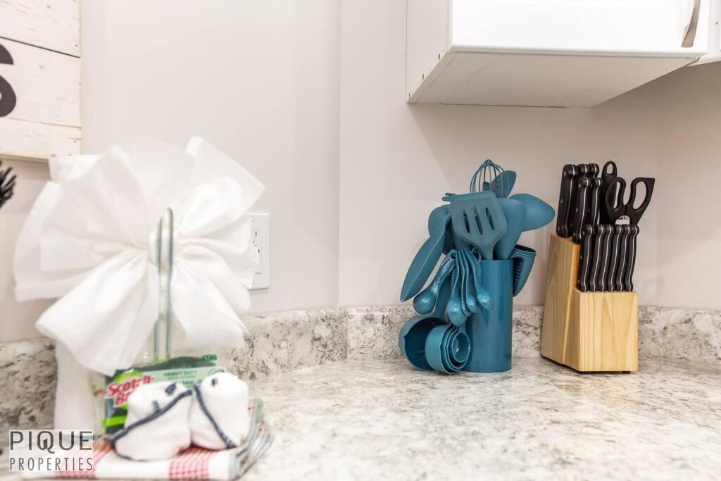 NEW, Mountain Chic Suite, Whyte Avenue, Netflix, WiFi, Sleeps 6