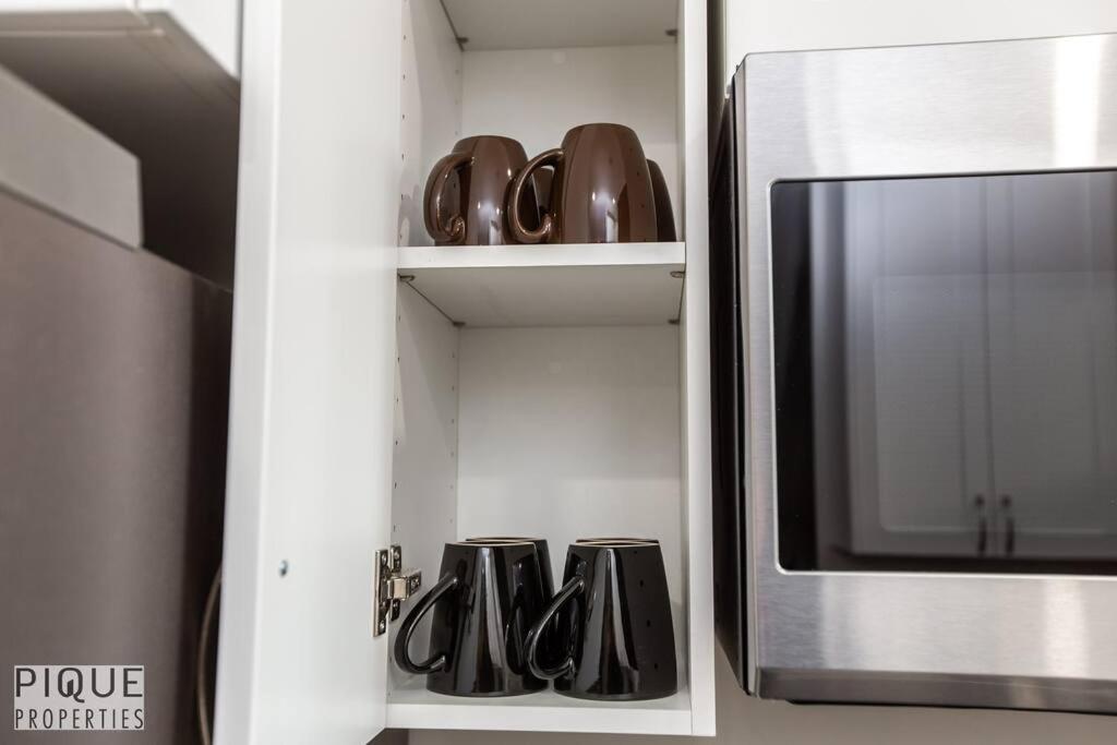 NEW, Mountain Chic Suite, Whyte Avenue, Netflix, WiFi, Sleeps 6