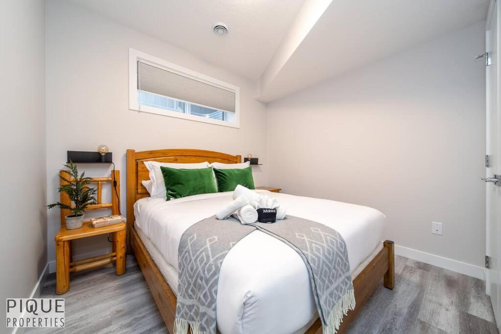 NEW, Mountain Chic Suite, Whyte Avenue, Netflix, WiFi, Sleeps 6