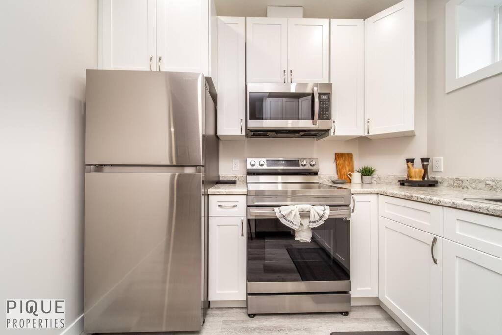 NEW, Mountain Chic Suite, Whyte Avenue, Netflix, WiFi, Sleeps 6