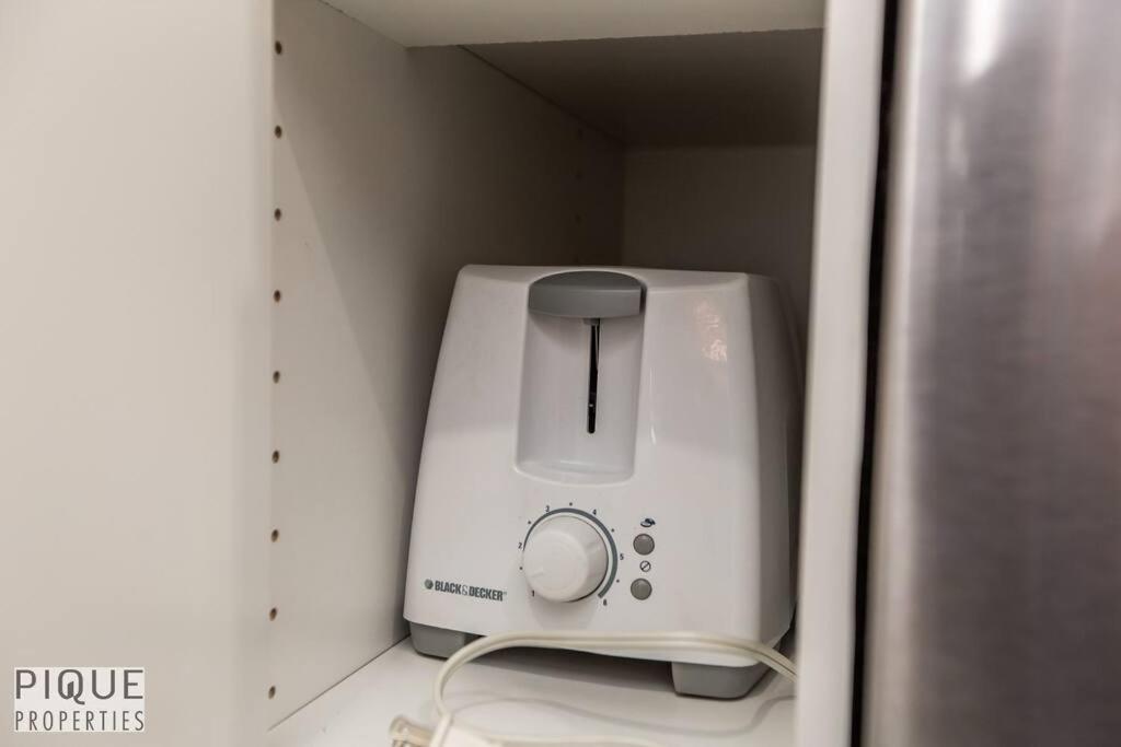 NEW, Mountain Chic Suite, Whyte Avenue, Netflix, WiFi, Sleeps 6