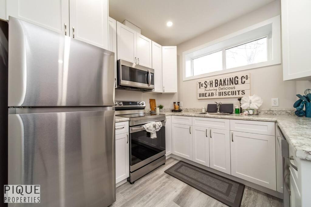 NEW, Mountain Chic Suite, Whyte Avenue, Netflix, WiFi, Sleeps 6