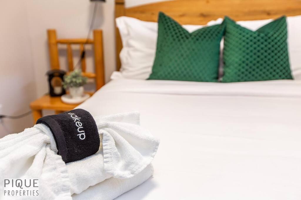 NEW, Mountain Chic Suite, Whyte Avenue, Netflix, WiFi, Sleeps 6