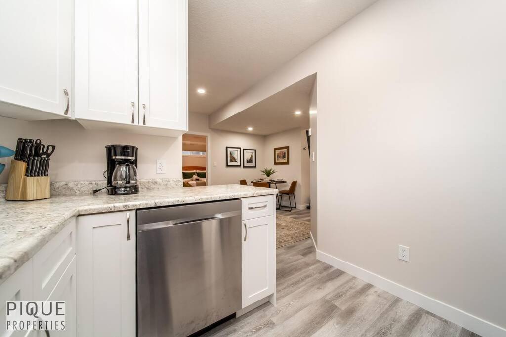 NEW, Mountain Chic Suite, Whyte Avenue, Netflix, WiFi, Sleeps 6