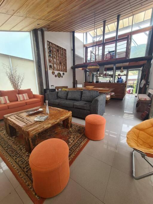 Gran casa en Totoralillo con vista al mar y más!