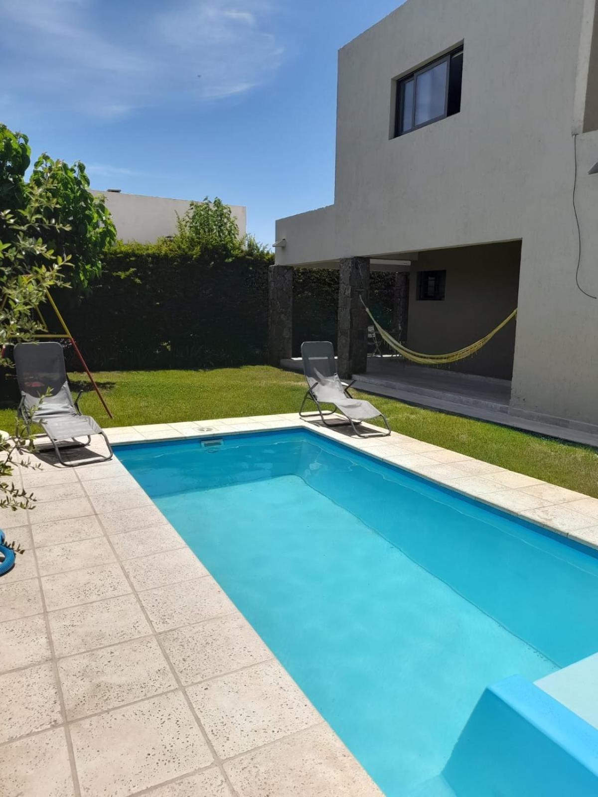 excelente casa con pileta