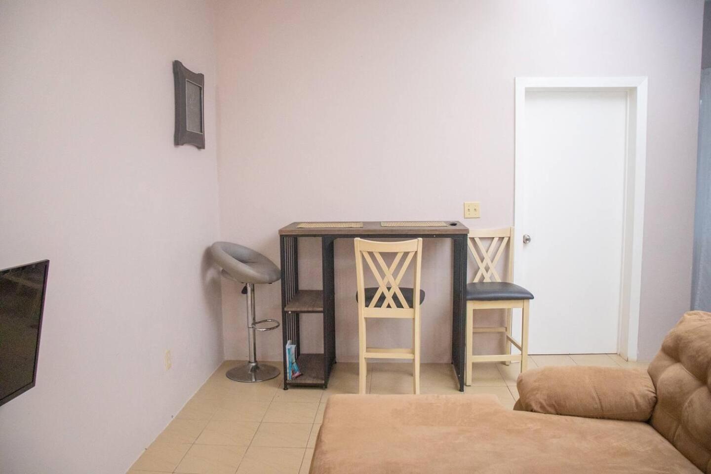 Amazing 2-Bedroom Apt Sleeps 3 Warm & Cosy
