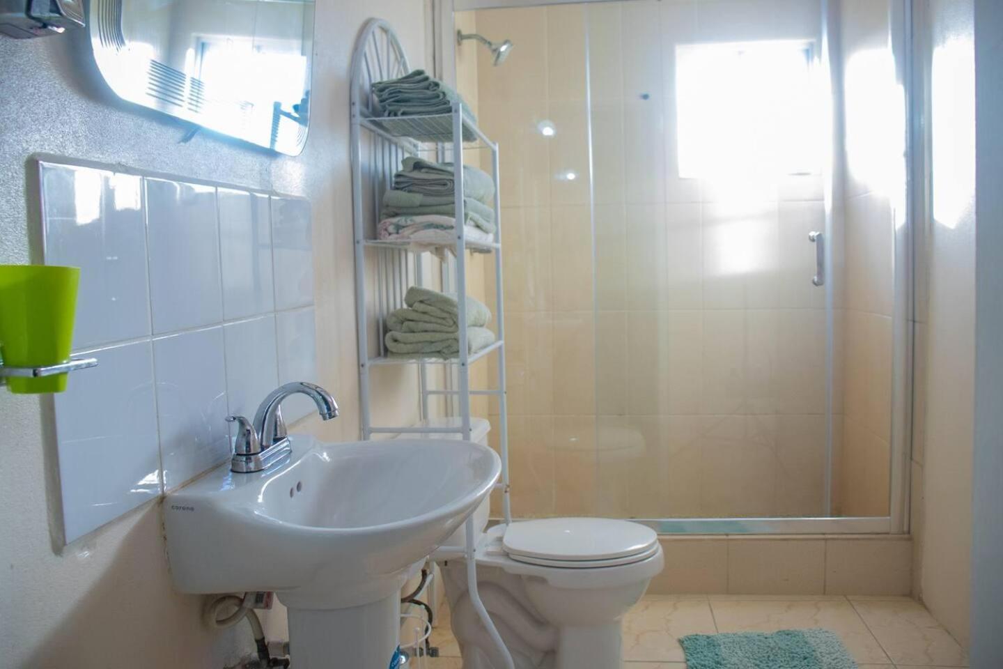 Amazing 2-Bedroom Apt Sleeps 3 Warm & Cosy