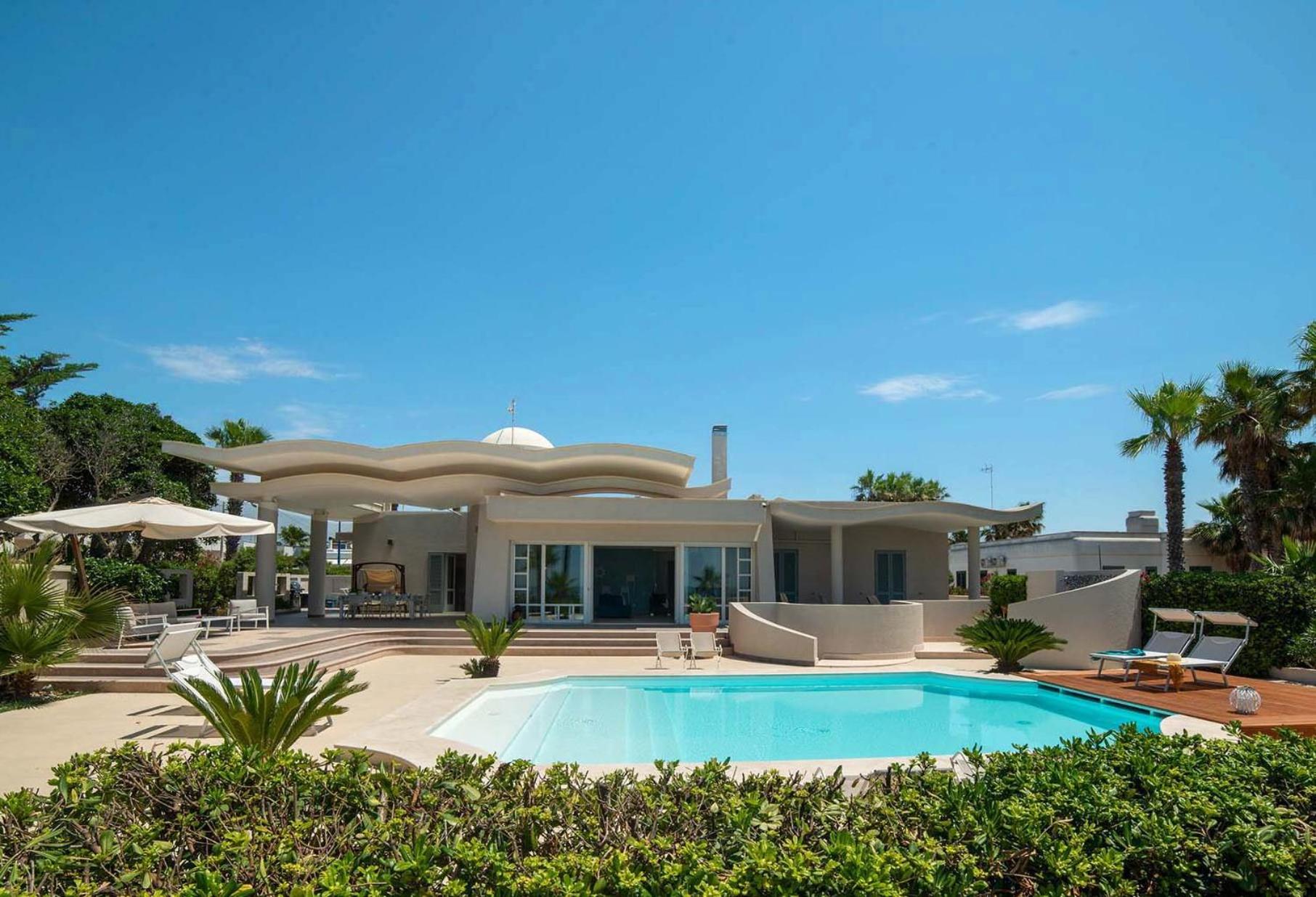 Villa White Dahlia view 5