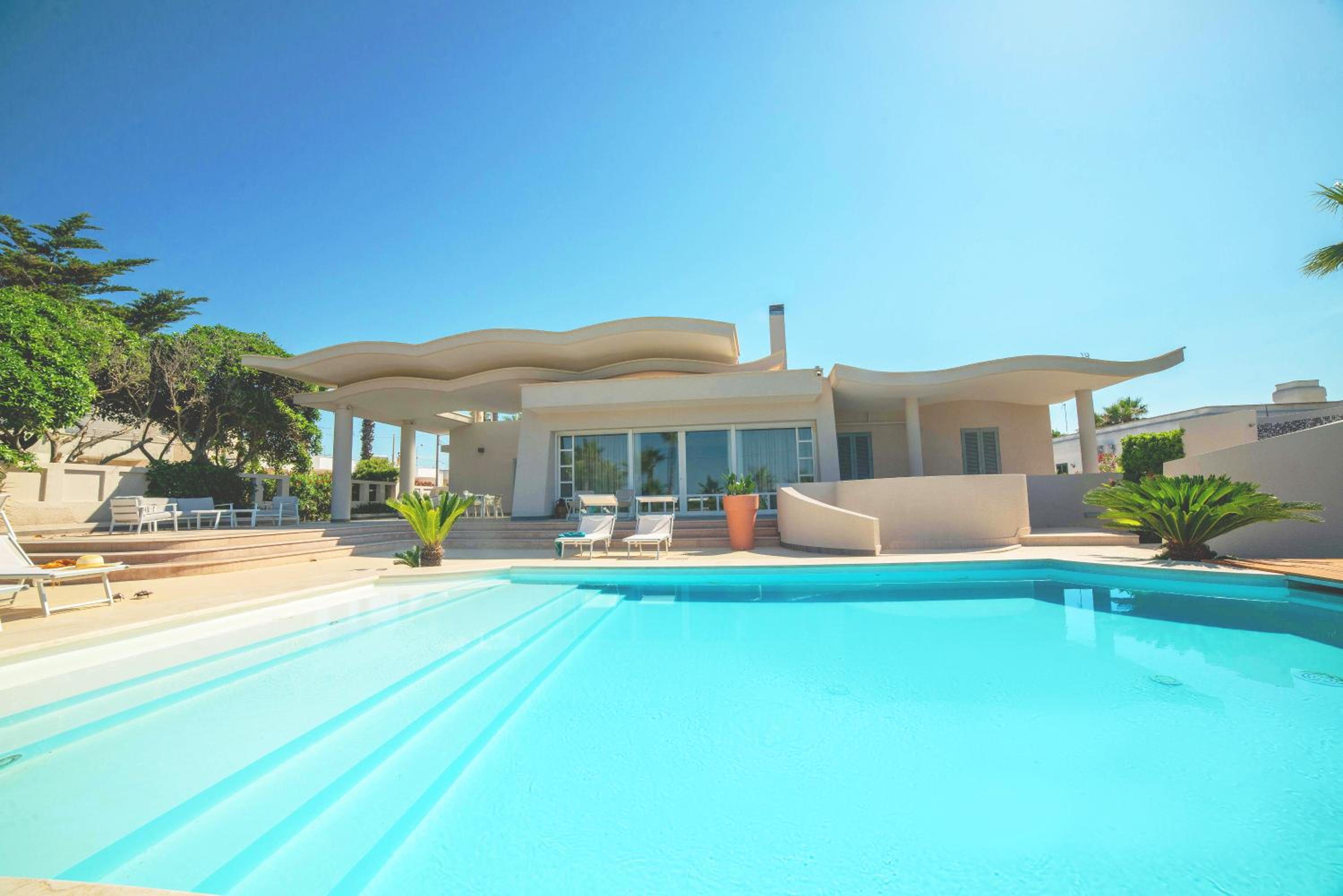 Villa White Dahlia view 2