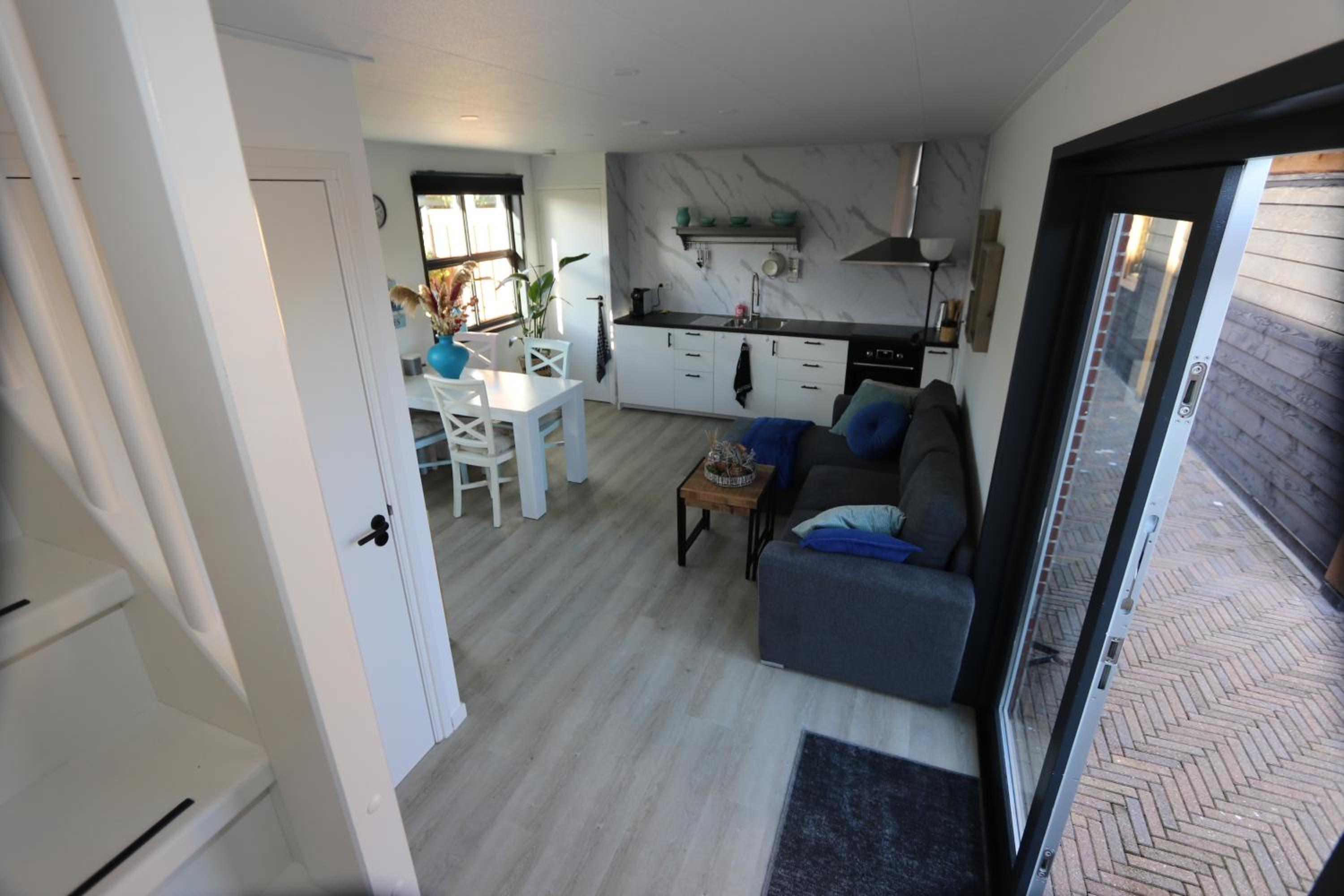 Strandhuisje achter de duinen.
