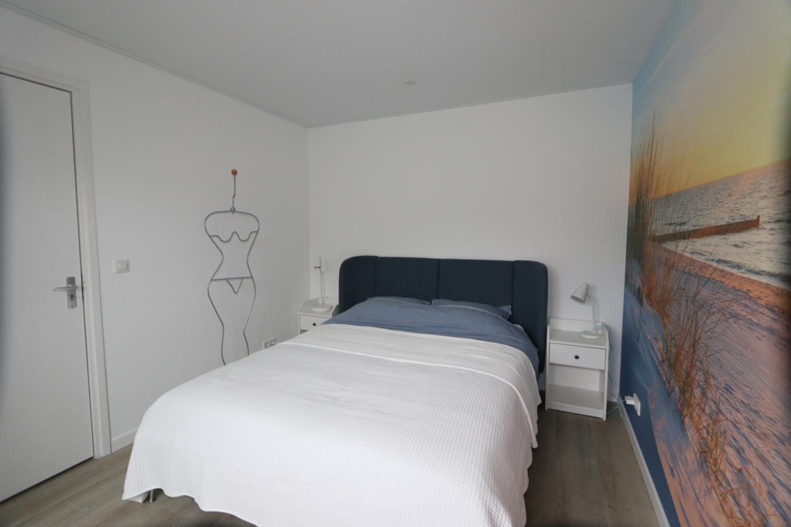 Strandhuisje achter de duinen.