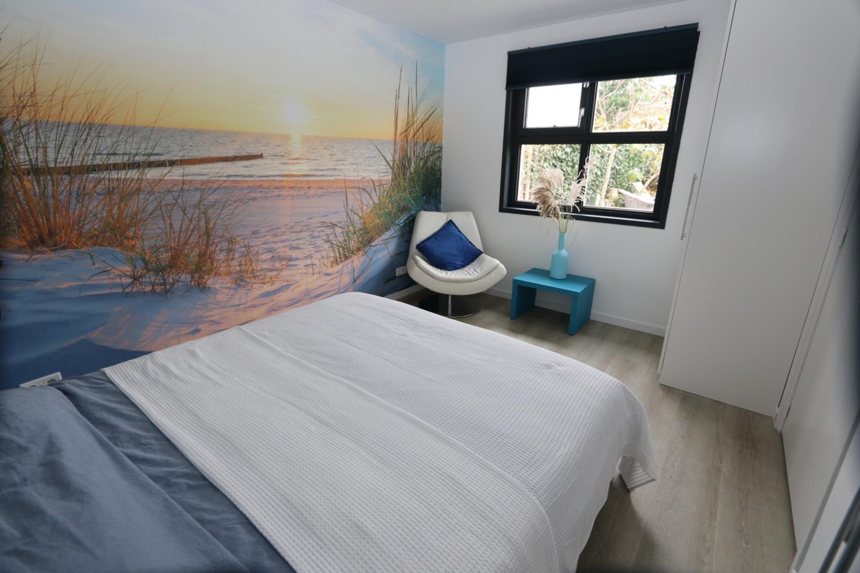 Strandhuisje achter de duinen.