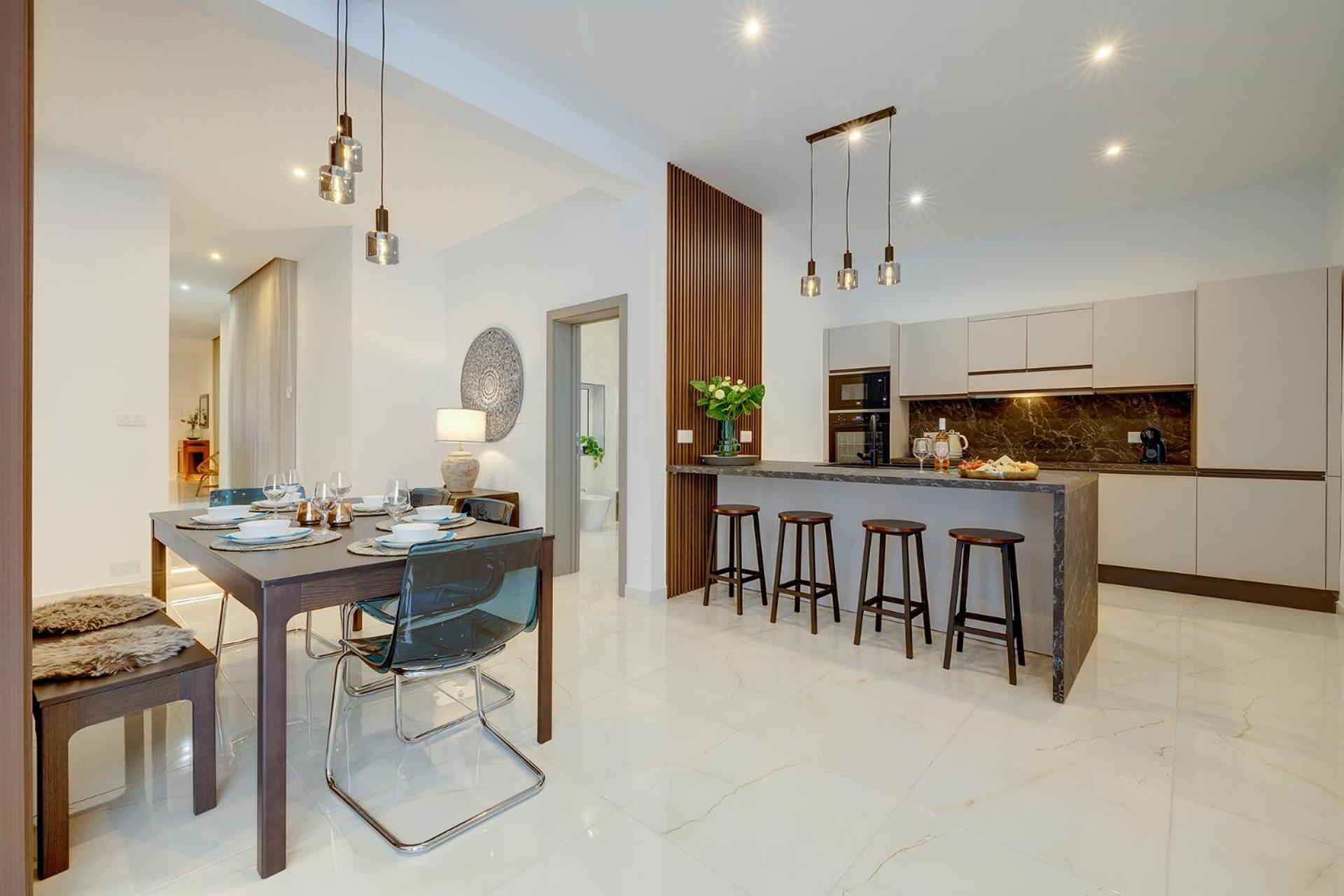 Art Deco Luxury Apartment Central Location view 3