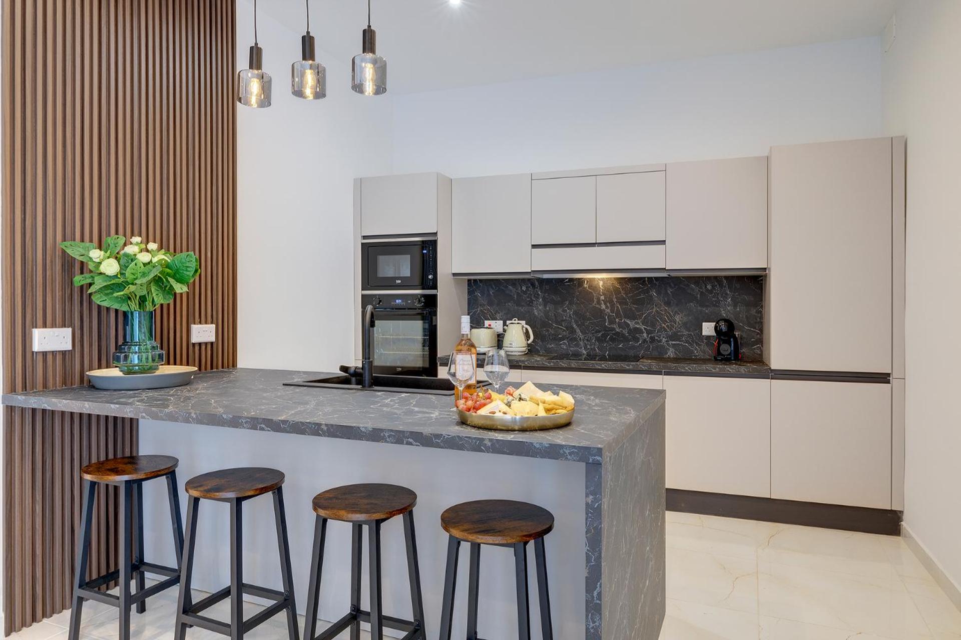 Art Deco Luxury Apartment Central Location view 4