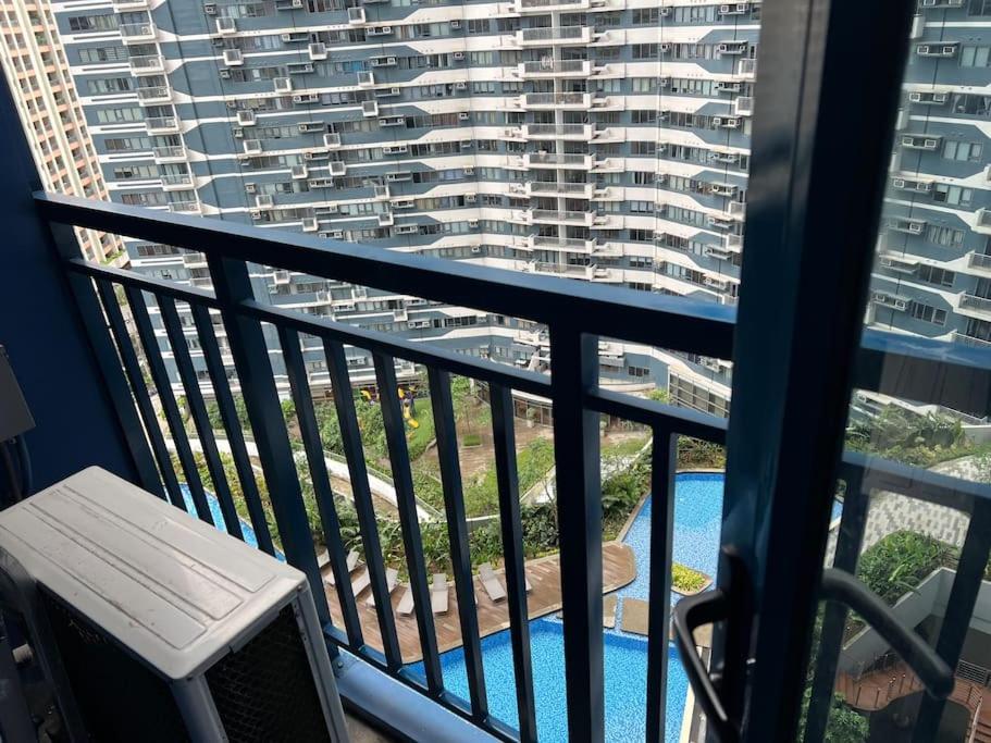 Apartment in Air Residences, Makati with wifi, Netflix, pool, mall and more