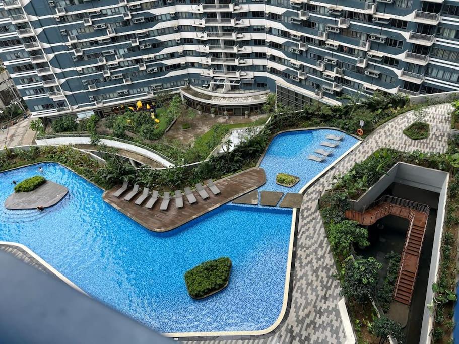 Apartment in Air Residences, Makati with wifi, Netflix, pool, mall and more