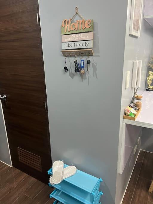 Apartment in Air Residences, Makati with wifi, Netflix, pool, mall and more