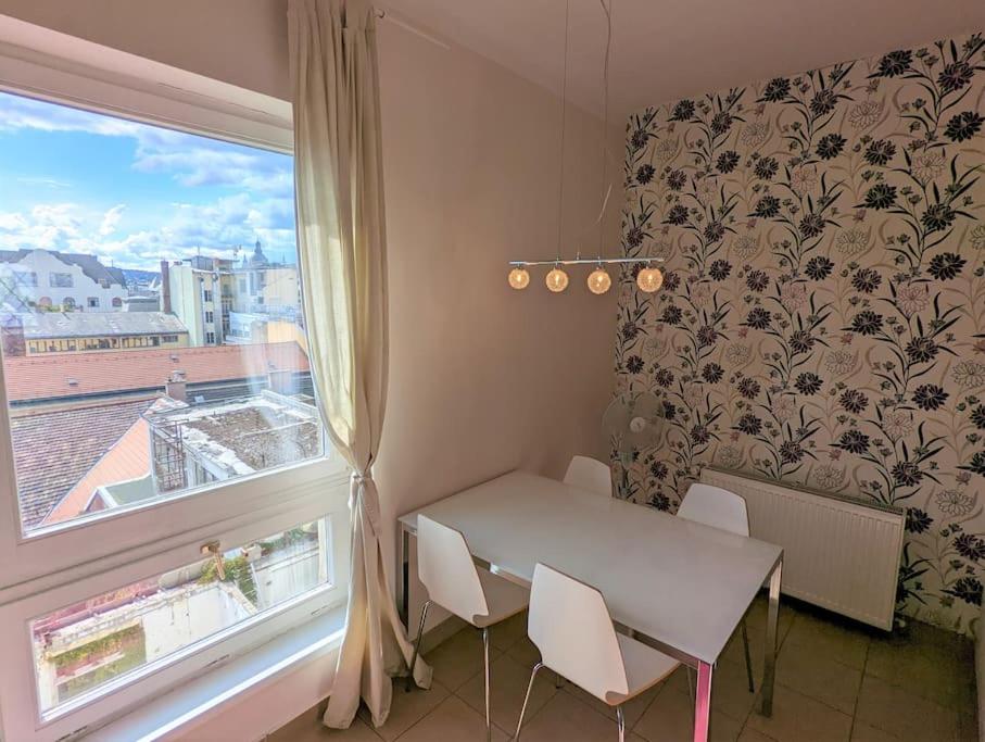 1BR Stylish Apartment with City Views & AC - Purple Skyline view 2