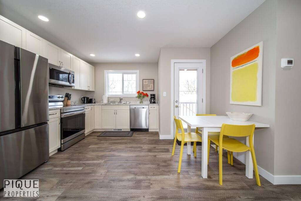 NEW, Euro-Style Suite, Whyte Avenue, AC, Netflix, Sleeps 6!