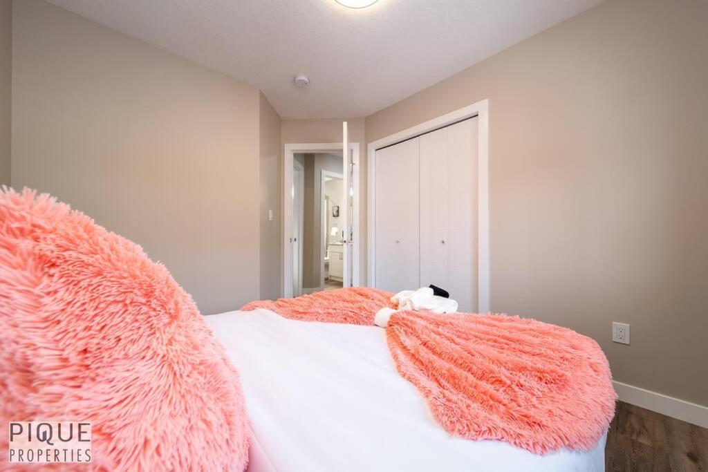 NEW, Euro-Style Suite, Whyte Avenue, AC, Netflix, Sleeps 6!