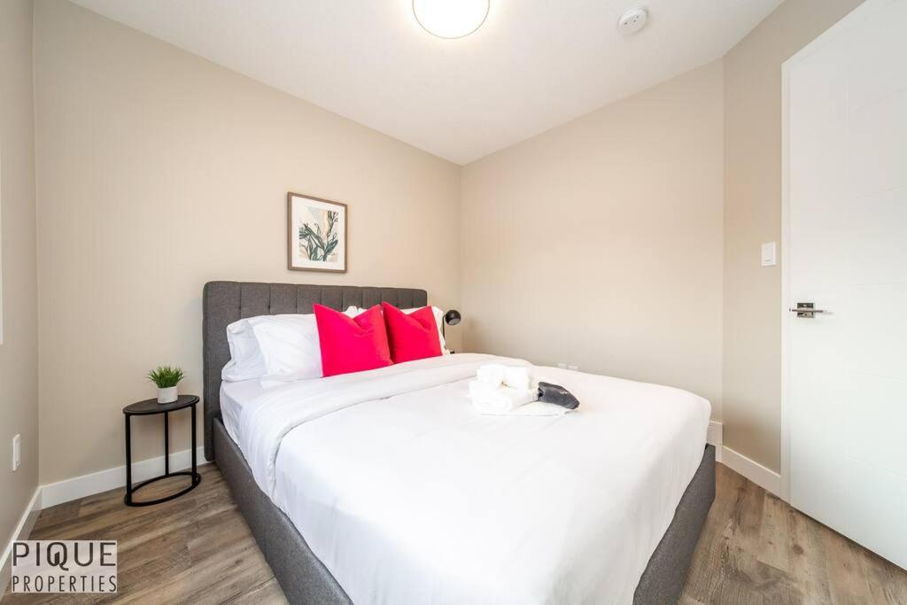 NEW, Euro-Style Suite, Whyte Avenue, AC, Netflix, Sleeps 6!
