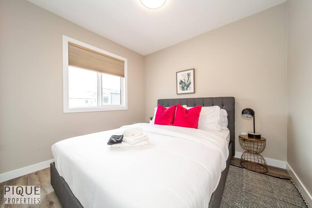 NEW, Euro-Style Suite, Whyte Avenue, AC, Netflix, Sleeps 6!