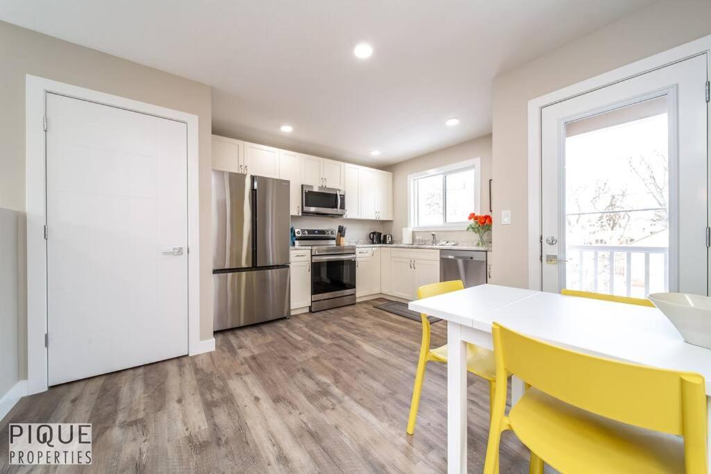 NEW, Euro-Style Suite, Whyte Avenue, AC, Netflix, Sleeps 6!